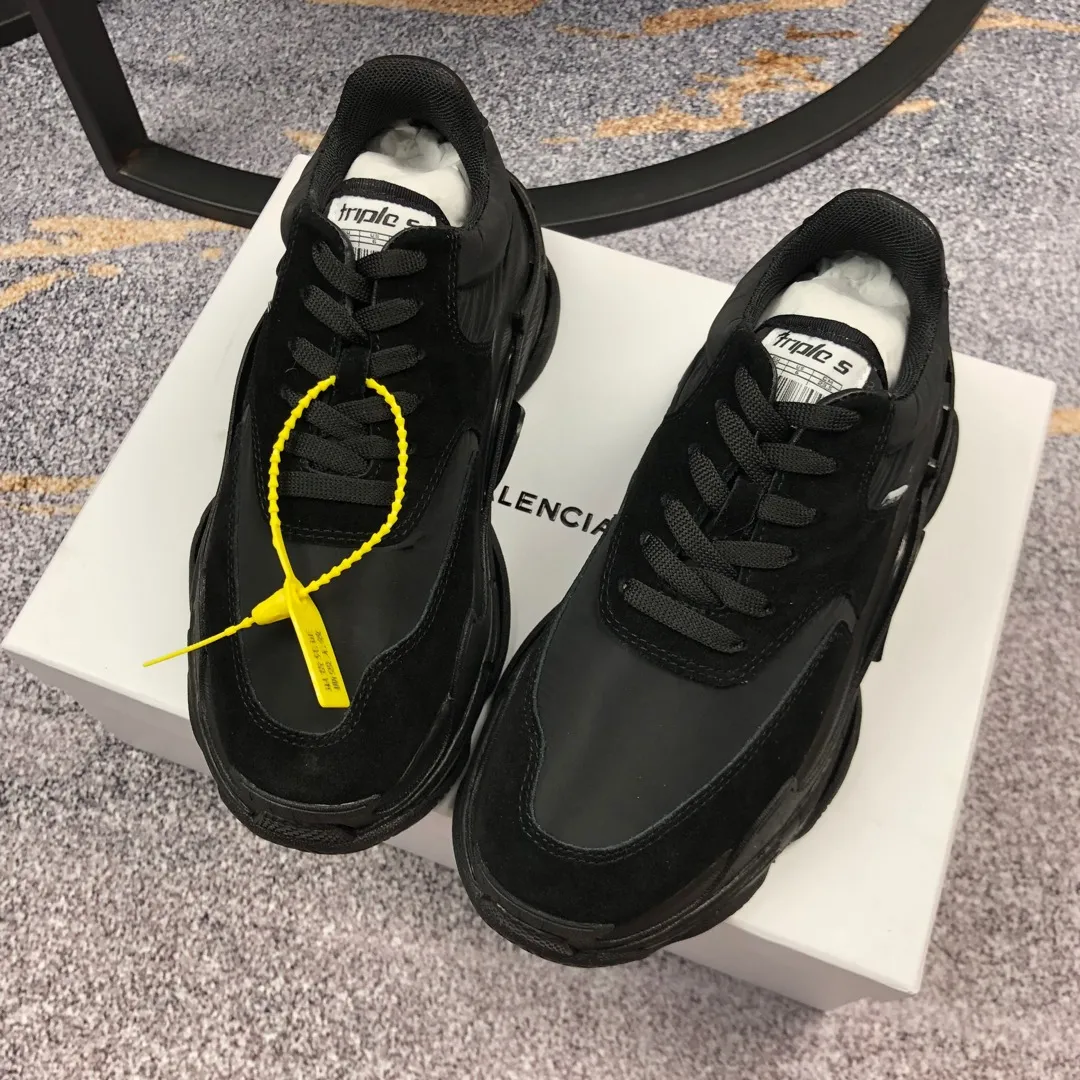 👟👟Ex-factory price 800👟👟 Balenciaga second generation 17 colors🖤 Balenciaga Triple-s Balenciaga-dad shoes. The world’s most popular retro jogging shoes 🔥. 🔺Retro distressed craftsmanship ~ original combination sole, heavy craftsmanship, not a low-end 2-layer combination sole! The upper is made of imported parachute cloth spliced ​​with nubuck matte, priced at 24 yuan per foot, which is different from the ordinary canvas on the market! The back is covered with cowhide high-frequency embossing! ⚠️When purchasing authentic products at the counter, I specifically asked the clerk about the materials. Size: 35-41 yards, men’s size 39-45, matching cloth bag, shoelaces, complete certificate of certification/men’s model will be notified later.